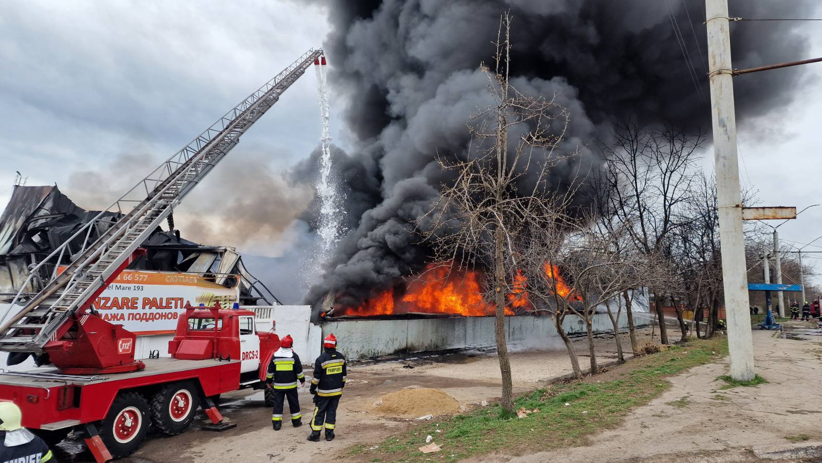 Bălți: Incendiu la un depozit. UPDATE: 50 echipaje IGSU continuă să lupte cu flăcările