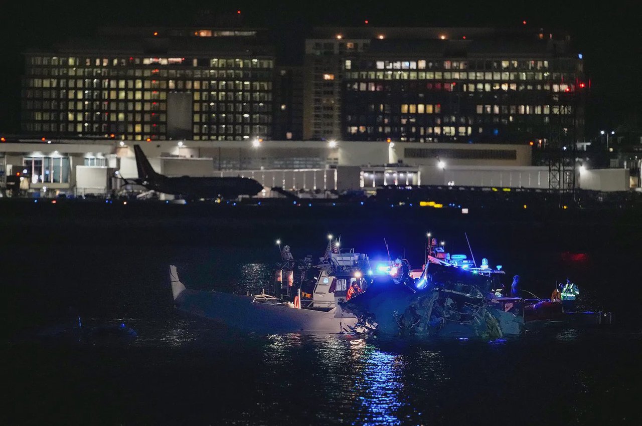 Accidentul aviatic din Washington: Cutiile negre ale avionului de pasageri au fost găsite. Cercetările continuă 