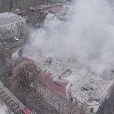 Incendiul de pe Columna, văzut de la înălțime. Arderea s-a extins  spre mai multe spații comerciale (VIDEO)