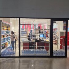 Spitalului Republican „Timofei Moșneaga”: Verificări la un magazin de la parter după sesizări despre produse expirate. Reacția administrației