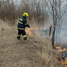 Peste 180 de hectare de vegetație au ars în ultimele 24 de ore. Pompierii au intervenit în zeci de locații