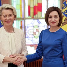<p><strong>Felicitările oficialilor europeni.</strong> Rezultatele din turul II al alegerilor rezidențiale s-au lăsat cu mesaj, pe rețelele d e socializare, și din partea președintei  Comisiei Europene, Ursula von der Leyen. „Este nevoie de un tip rar de putere pentru a depăși provocările cu care v-ați confruntat în aceste alegeri. Sunt bucuroasă să continui să lucrez cu dvs. pentru un viitor european pentru Moldova și poporul său”, a scris Ursula von der Leyen</p>