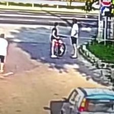 Un bărbat, deposedat de telefon și lanțul de aur în plină stradă. Patru bănuiți de jaf, reținuți  (VIDEO)