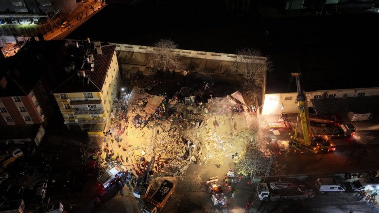 Un bloc cu patru etaje s-a prăbușit în Turcia. Cinci persoane au rămas sub ruinele clădirii