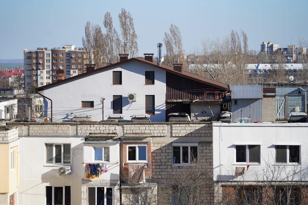 Pretura Centru, despre casa construită pe acoperișul unei clădiri: Construcția este ilegală