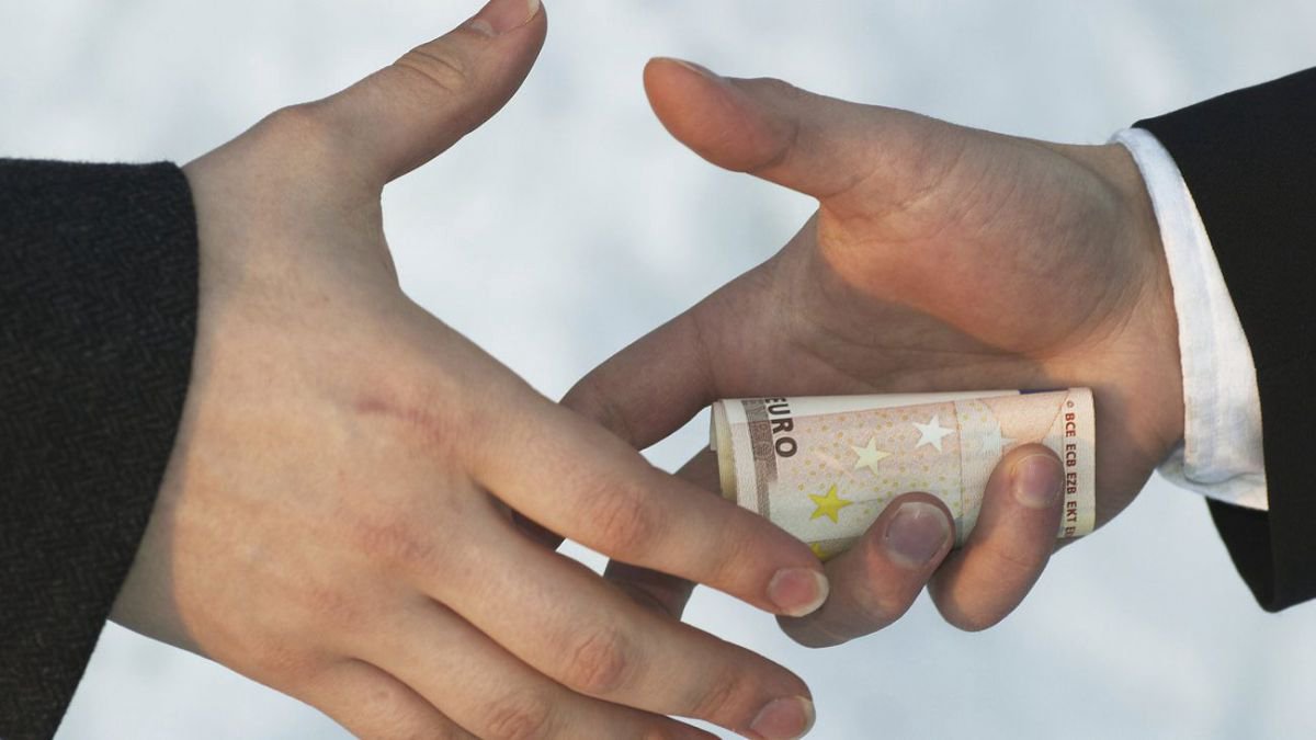Ar fi promis unui deținut să aranjeze liberarea condiționată:  Juristul șef al unui penitenciar și un complice, trimiși în fața judecătorilor