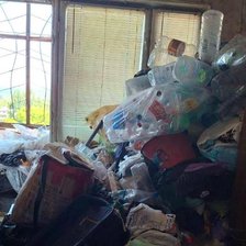Două remorci cu deșeuri, scoase dintr-un apartament din Chișinău. Cazul, sesizat de vecini (FOTO)

