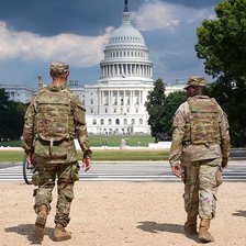 Trump a trimis Garda Națională în Washington și sugerează că ar putea extinde măsura la Chicago și New York