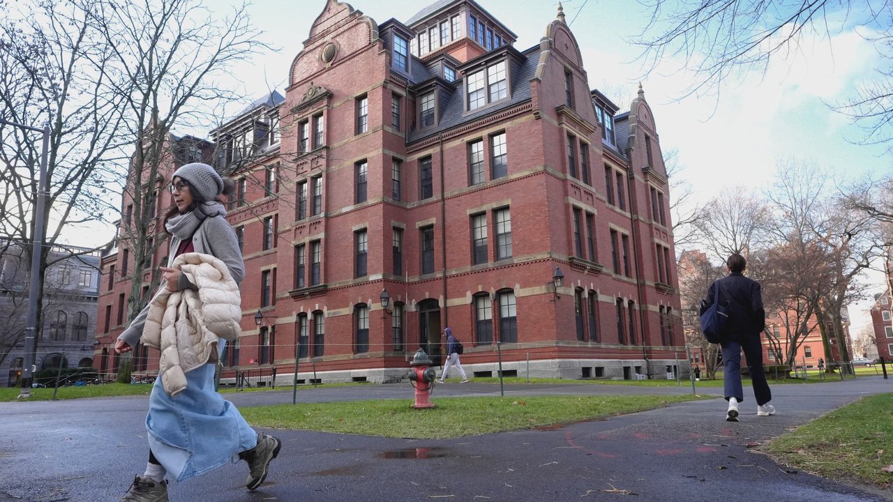 Administrația Trump interzice Universității Harvard înscrierea studenților internaționali. Mii de tineri în pericol de a-și pierde statutul legal