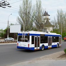 Șoferul de troleibuz care ar fi lovit un pieton, reținut. Transportatorii, cu ultimatum către autorități