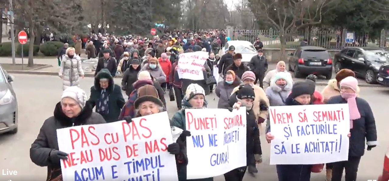Opoziția organizează proteste în fața Parlamentului în ziua votării Guvernului Recean