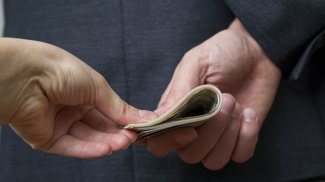 Reținut în flagrant: Un avocat ar fi primit 10.000 de euro mită pentru influențarea unui dosar