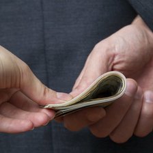Reținut în flagrant: Un avocat ar fi primit 10.000 de euro mită pentru influențarea unui dosar