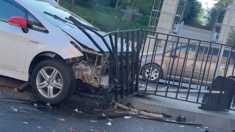 Accident pe bd. Decebal: Un tânăr a ajuns cu mașina într-un gard. Testele la consum de alcool, pozitive 