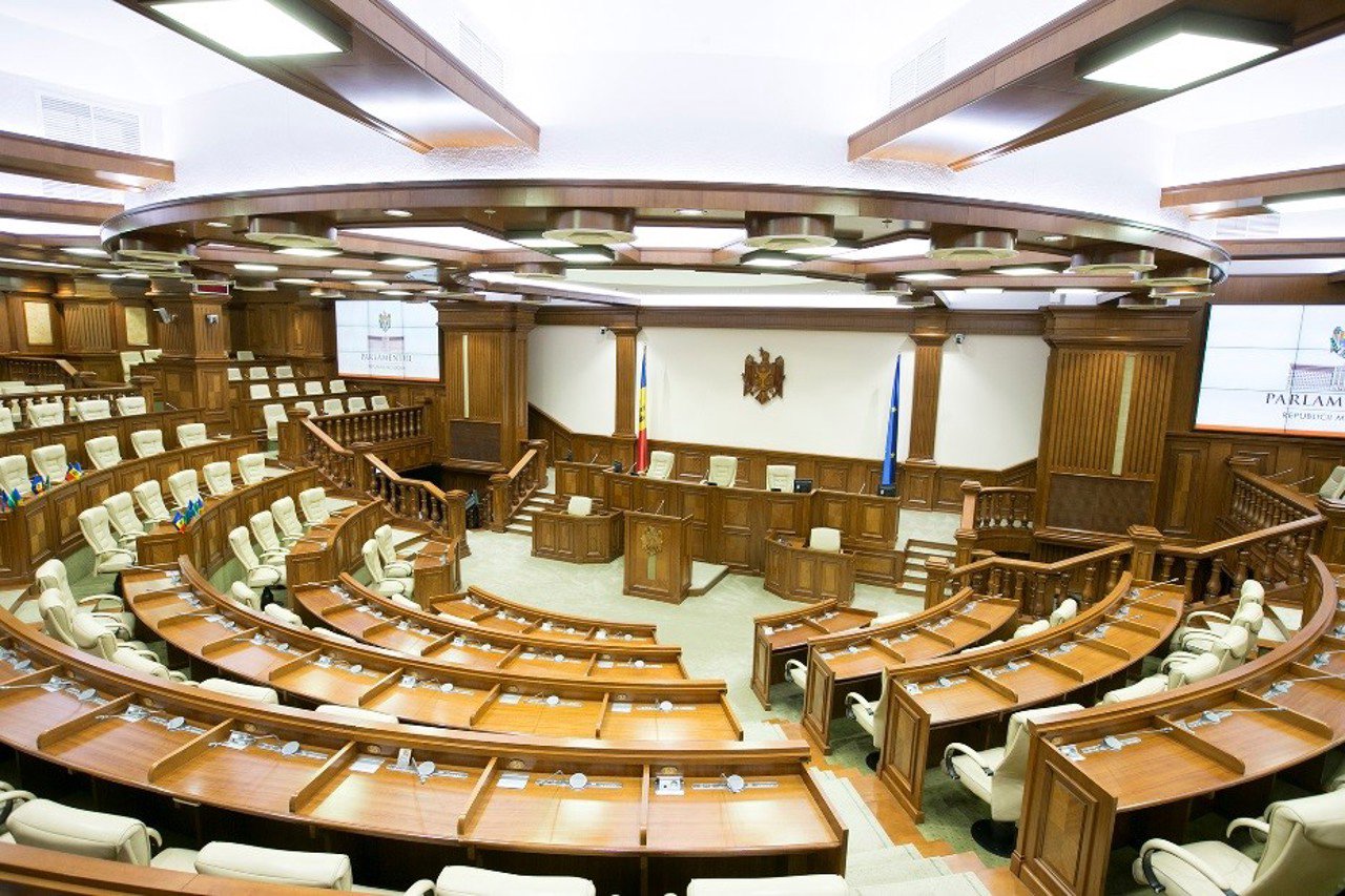 Două partide și două blocuri electorale ar împărți fotoliile de deputat în cazul unui scrutin parlamentar (SONDAJ)