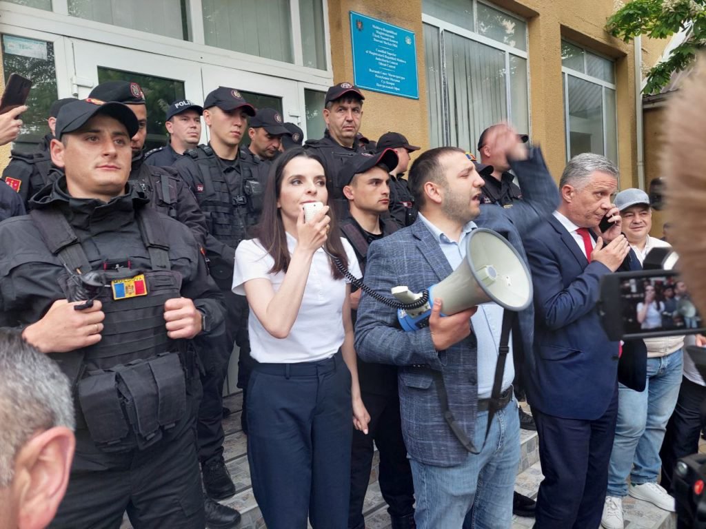 Membrii și simpatizanții Partidului Șor au protestat la Comrat. Adunarea Populară a Găgăuziei anunță „ședință specială”