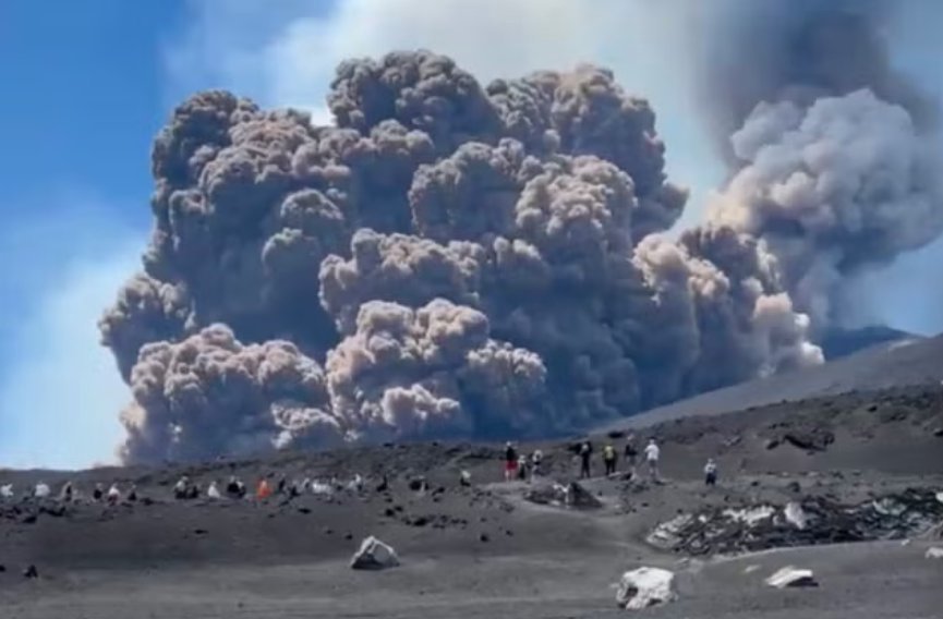Vulcanul Etna, cel mai activ din Europa, a erupt. Avalanșa de lavă și norii de fum au pus turiștii pe fugă (VIDEO)