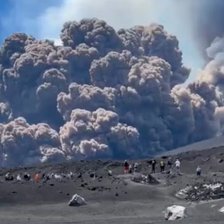 Vulcanul Etna, cel mai activ din Europa, a erupt. Avalanșa de lavă și norii de fum au pus turiștii pe fugă (VIDEO)
