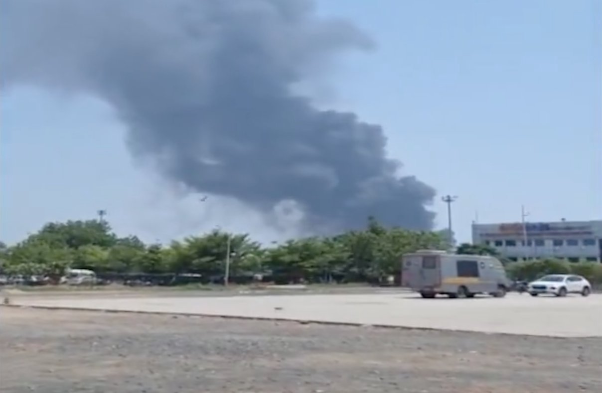 Un avion de pasageri s-a prăbușit în India (VIDEO)