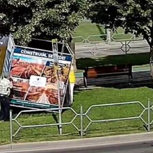 „Miros urât de minciuni”. Deputat PAS, surprins mutând panouri publicitare ale Primăriei