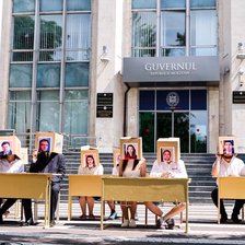 Guvernul, „scos la răspuns” de PSRM: Miniștrii, notați cu „insuficient” într-un flashmob