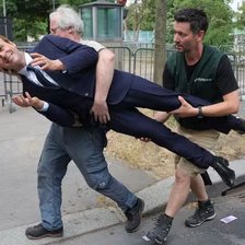 Activiști Greenpeace au furat statuia de ceară a lui Emmanuel Macron dintr-un muzeu din Paris
