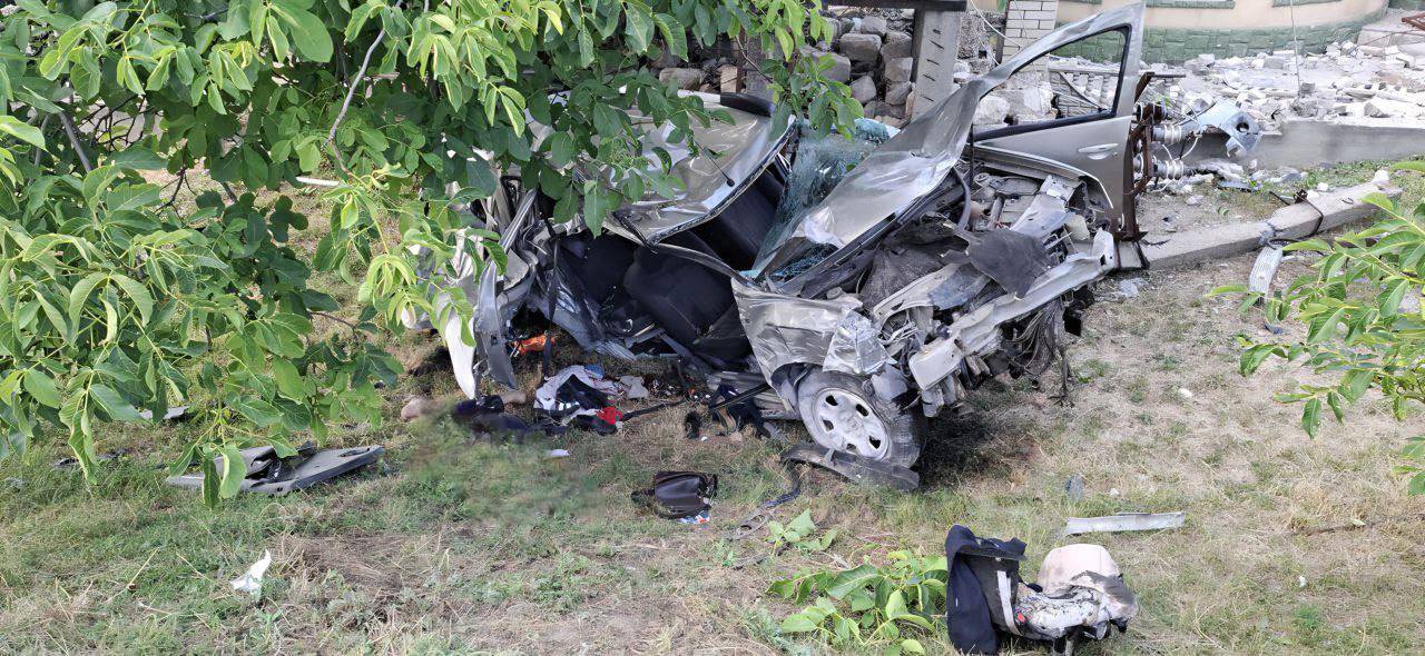 Accident rutier în satul Drochia: Două persoane și-au pierdut viața după ce o mașină a lovit un transformator