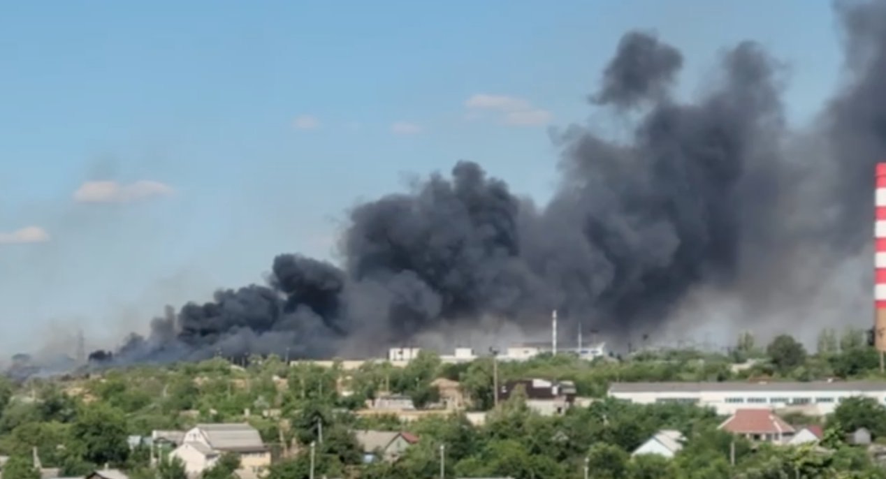 Incendiu de proporții la Tiraspol: Arde vegetația. În apropiere s-ar afla o gunoiște și câteva garaje (UPDATE/VIDEO)