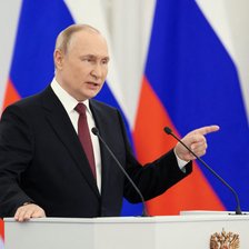 Mandatul de arest de la Haga poate fi chiar mai periculos pentru Putin decât sancțiunile. Acesta îl separă pe președintele rus de propriul anturaj