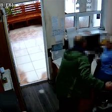 Furt în plină zi la autogara din Criuleni, surprins de camerele de supraveghere. Casiera a fost agresată (VIDEO)