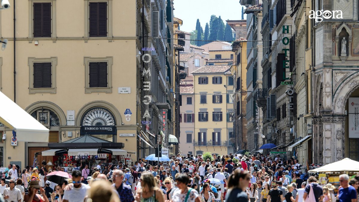 EDITORIAL | Turismul devine o problemă. De ce locuitorii orașelor turistice se revoltă