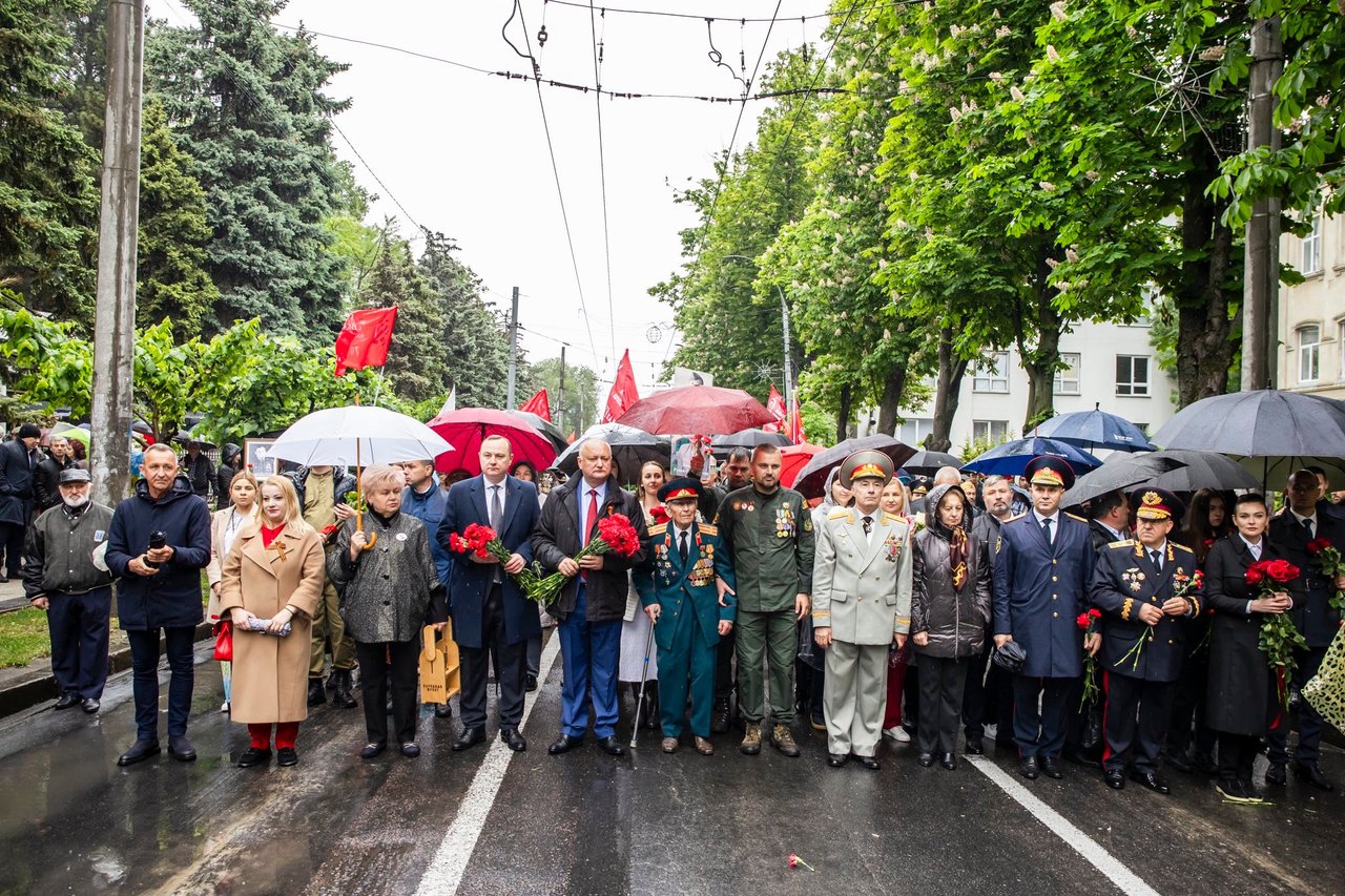 Șapte deputați riscă amendă pentru purtarea panglicii „Sfântul  Gheorghe” la marșul din 9 mai