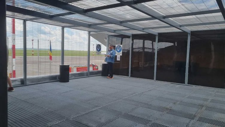 „Fără acte permisive” și „fără încălcări”. INST, despre fumoarul de la aeroportul din Chișinău
