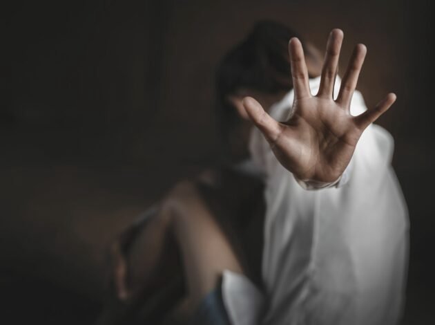 „Vă rugăm să ne scuzați că v-am deranjat”. Când poliția se scuză în fața agresorilor, iar victimele justifică abuzurile 