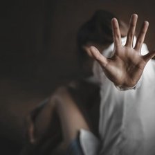 „Vă rugăm să ne scuzați că v-am deranjat”. Când poliția se scuză în fața agresorilor, iar victimele justifică abuzurile 
