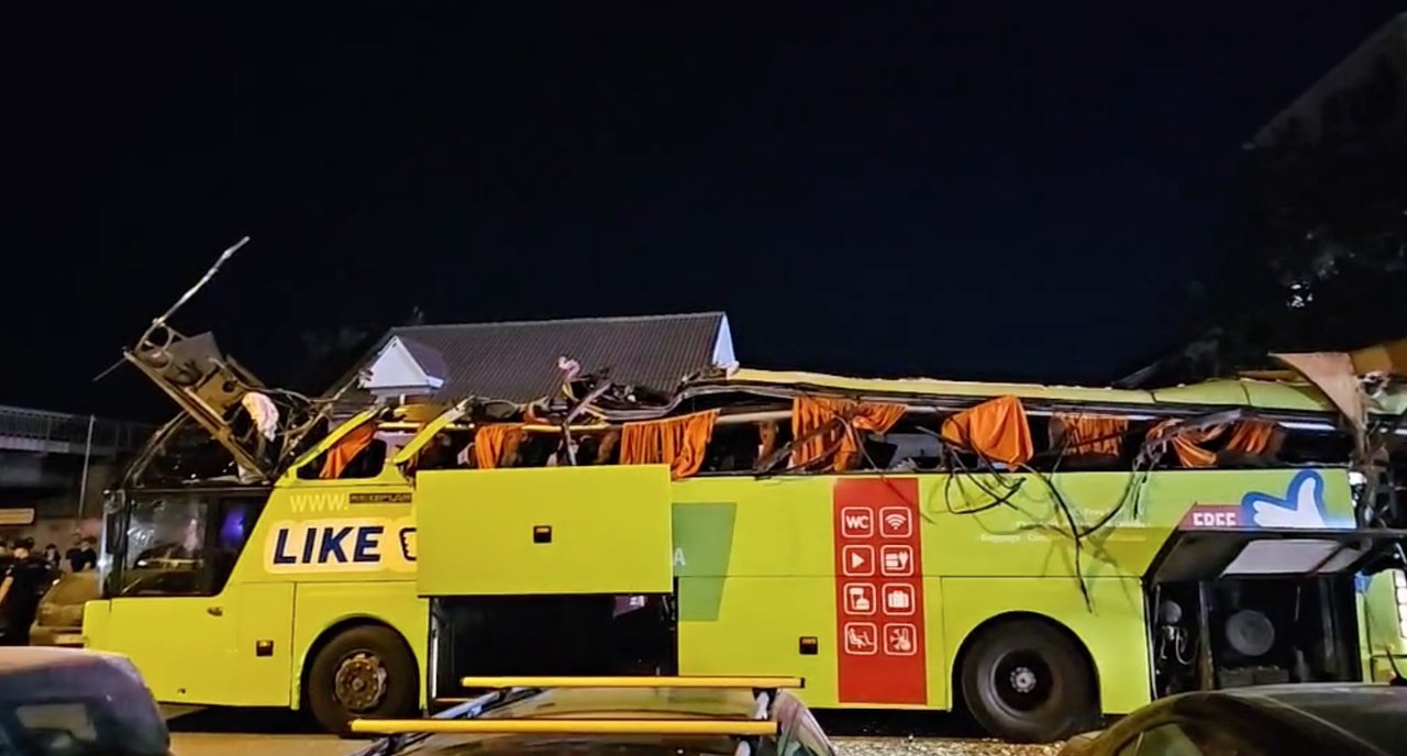 Județul Constanța: Un autocar cu 40 de ucraineni a intrat într-un limitator de înălțime. 15 persoane, rănite (FOTO/VIDEO)