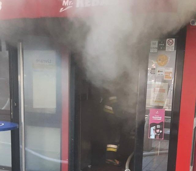 Incendiu la un fast food din capitală: 30 de persoane, evacuate (UPDATE)