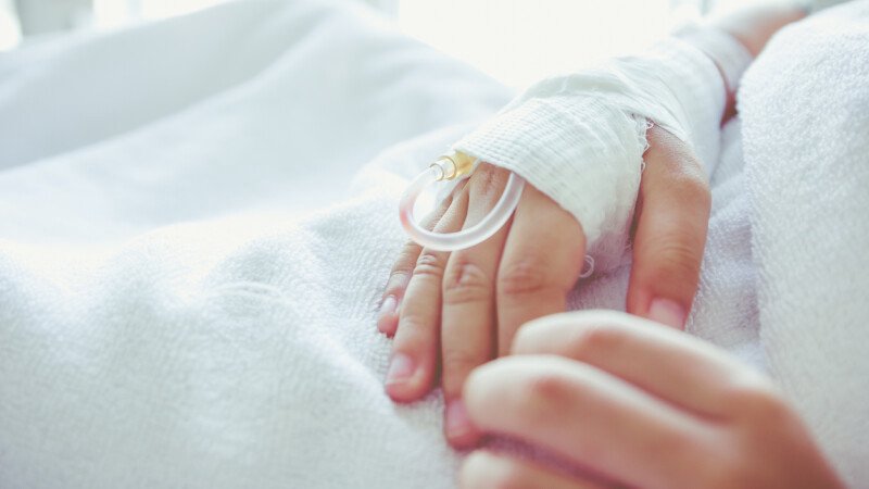 Copilul care a fost strivit de o poartă se simte mai bine, dar rămâne internat în spital