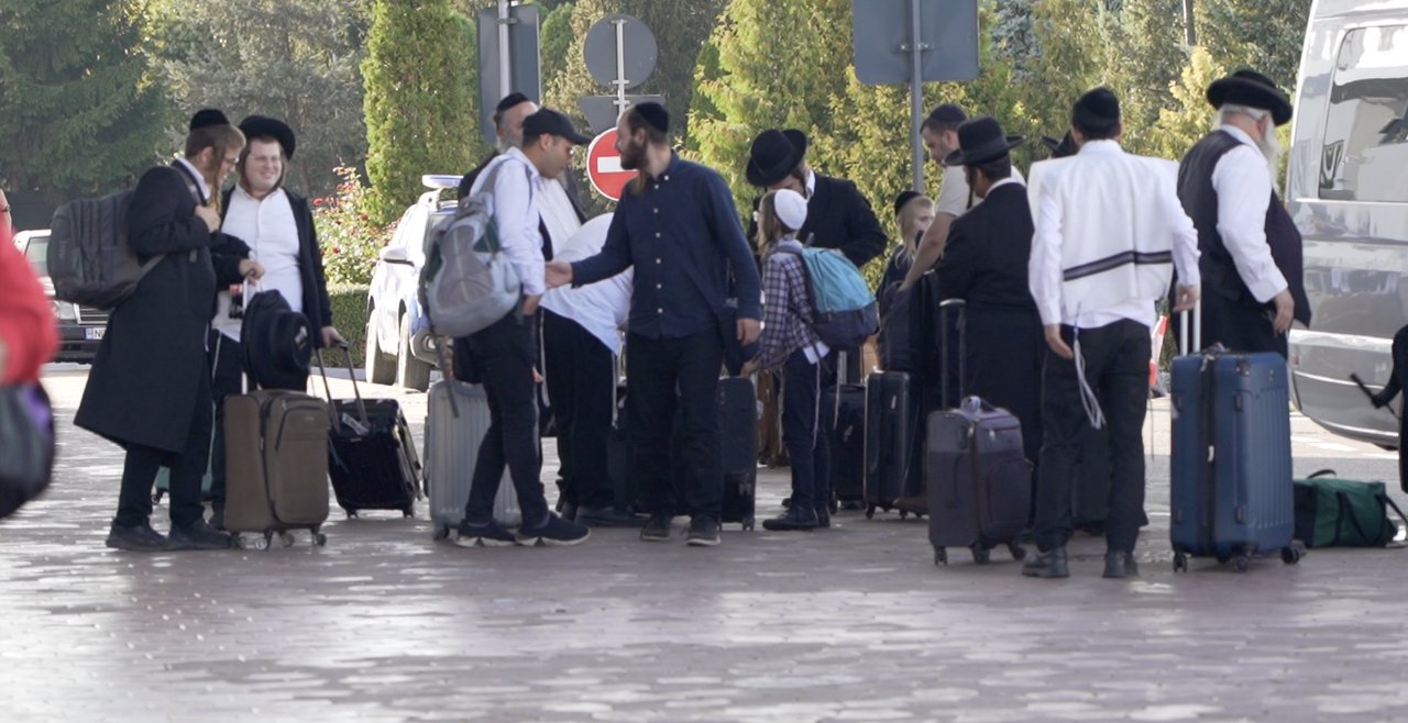 ACTUAL // Pelerinii hasidici se întorc acasă. Aceștia părăsesc R. Moldova, după ce au tranzitat-o de două ori (VIDEO) 