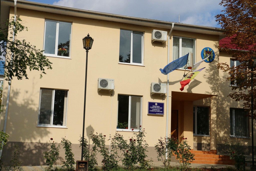 Fostul primar al comunei Băcioi și o rudă a acestuia, condamnați la opt ani de detenție pentru corupere pasivă