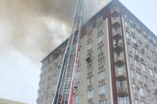 Durlești: Mansarda unui bloc de locuit a luat foc. Nivel sporit de intervenție a pompierilor (UPDATE)