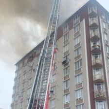 Durlești: Mansarda unui bloc de locuit a luat foc. Nivel sporit de intervenție a pompierilor