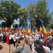 Socialiștii adună câțiva zeci de susținători la o manifestație în fața Parlamentului. Dodon: „Consider că suveranitatea e în pericol”
