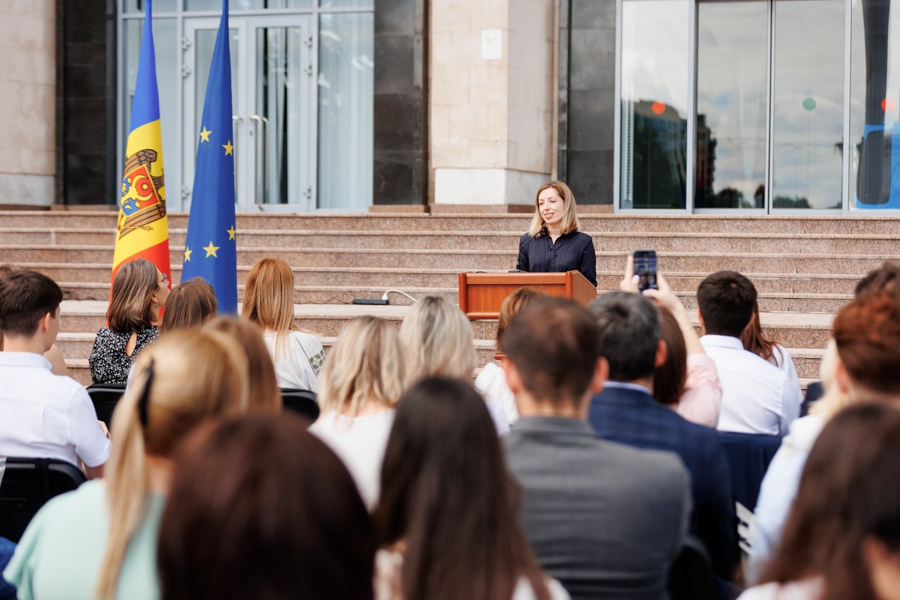 Oportunitate pentru tinerii din R. Moldova: Stagii plătite în instituții publice, cu șansa angajării fără concurs