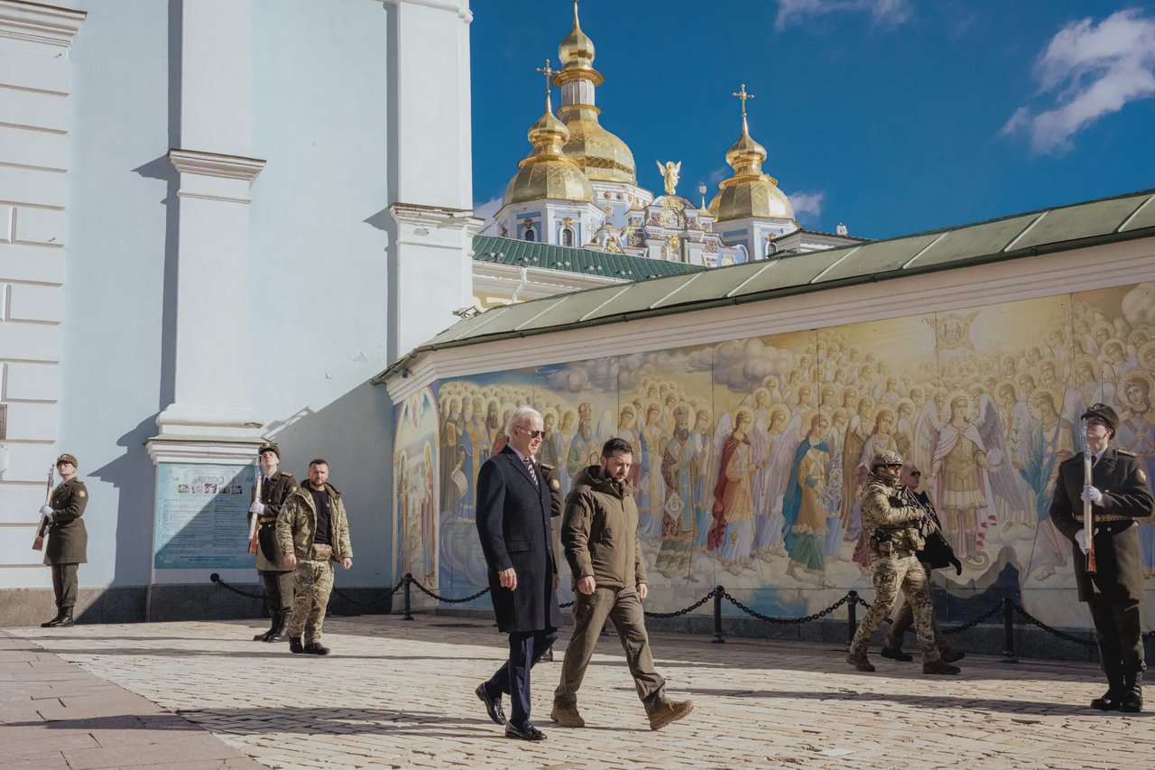 Vizita surpriză a lui Biden la Kiev: Sirene pe fundal, ajutor anunțat de jumătate de miliard de dolari și „sprijin neclintit” pentru Ucraina