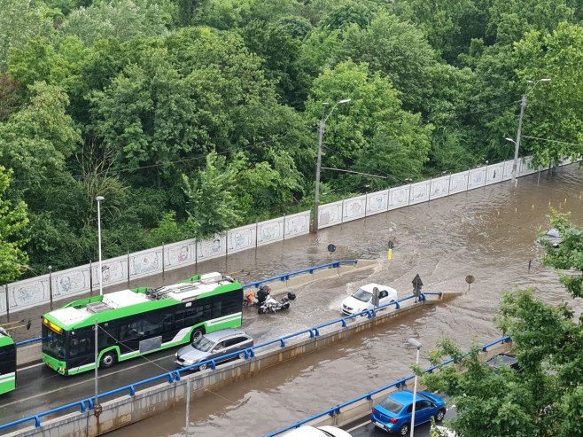 România: Furtună violentă în București și Ilfov. Mall inundat, oameni evacuați și două persoane luate de viitură