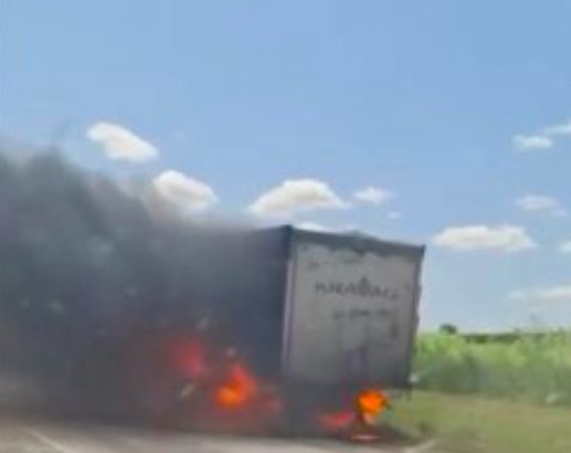 Fălești: Un camion, cuprins de flăcări. A intervenit un echipaj de pompieri (VIDEO)