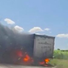 Fălești: Un camion, cuprins de flăcări. A intervenit un echipaj de pompieri (VIDEO)