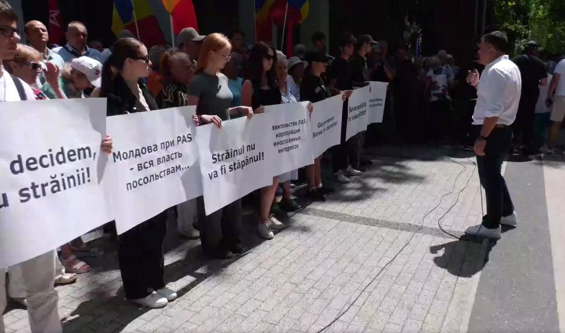„Ministerul de Externe s-a transformat într-o filială PAS”. Socialiștii protestează în fața MAE (VIDEO/UPDATE)