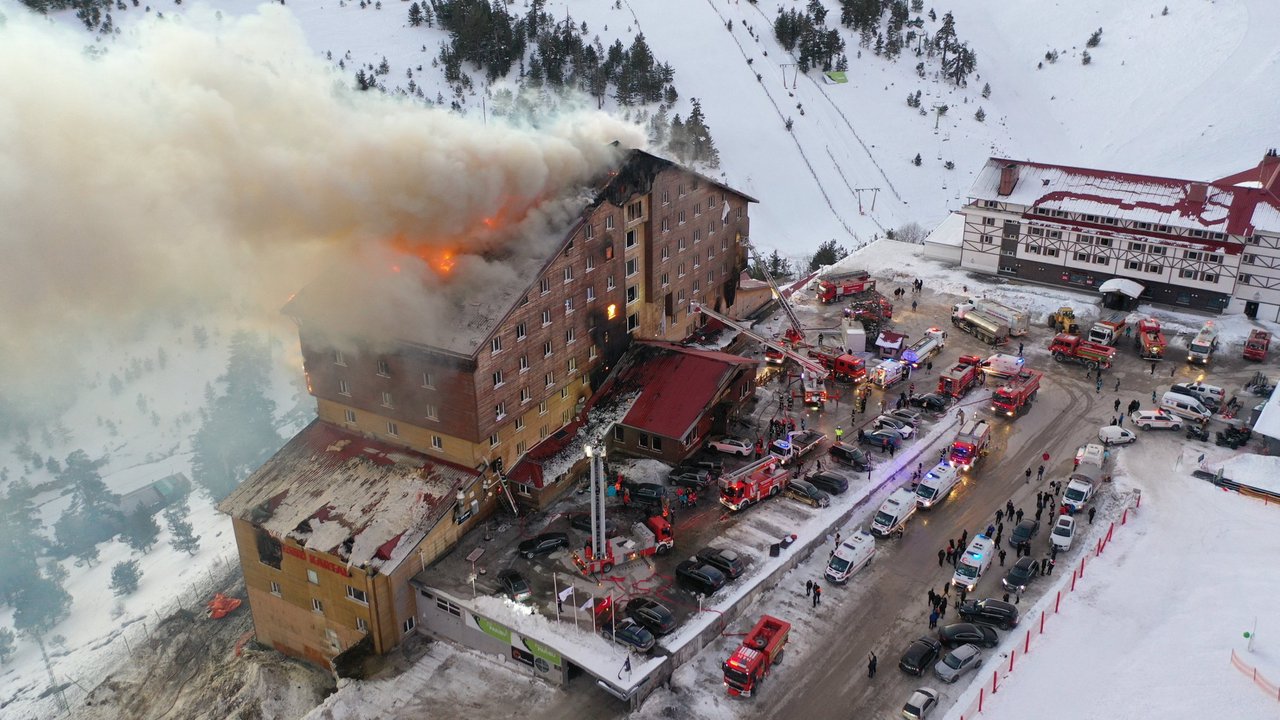 „Nu există informații despre cetățeni moldoveni afectați”: MAE, despre incendiul de la stațiunea de schi din Turcia 